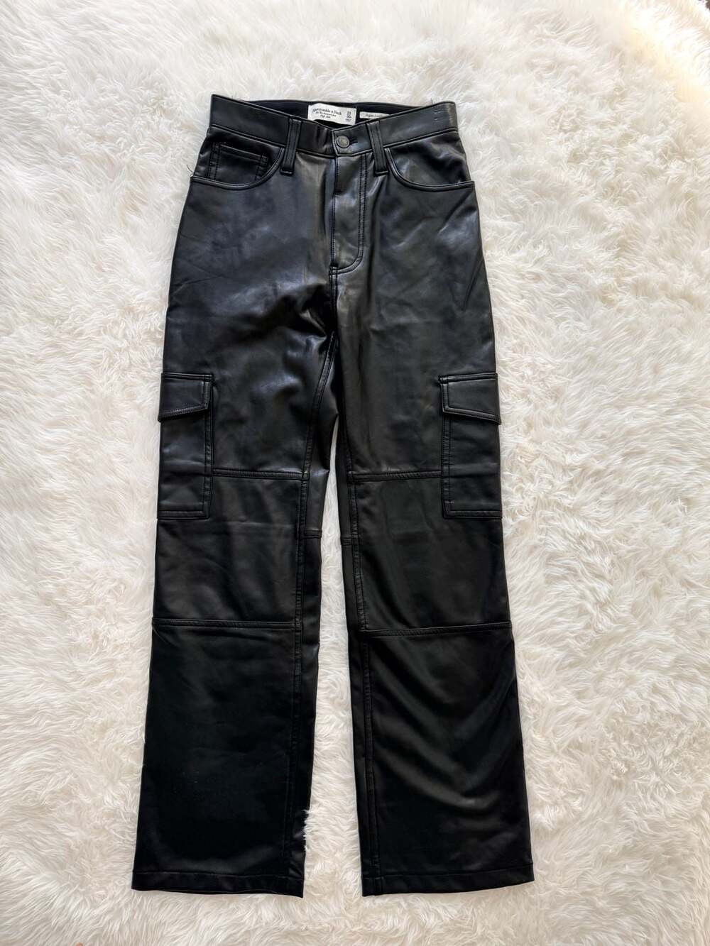 Abercrombie & Fitch The '90s Relaxed High Rise Vegan Leather Cargo Pants Size 24